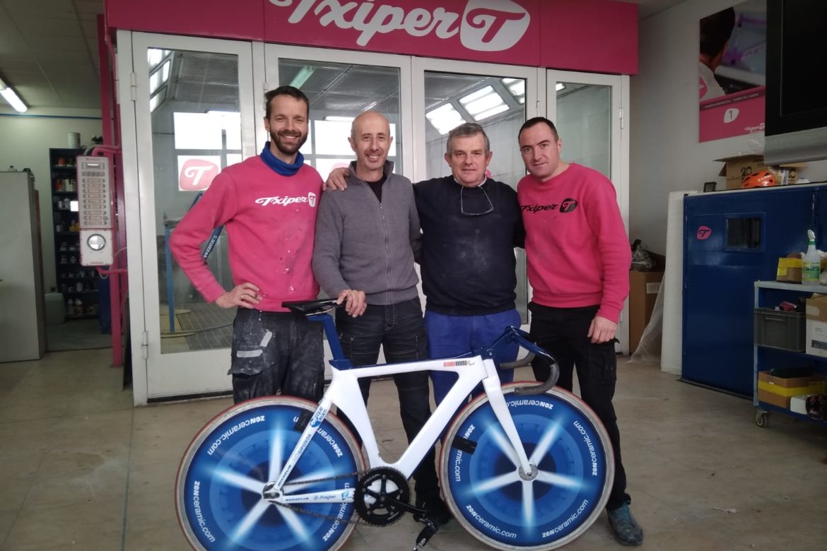 Las bicicletas pintadas en Txiper en las competiciones internacionales